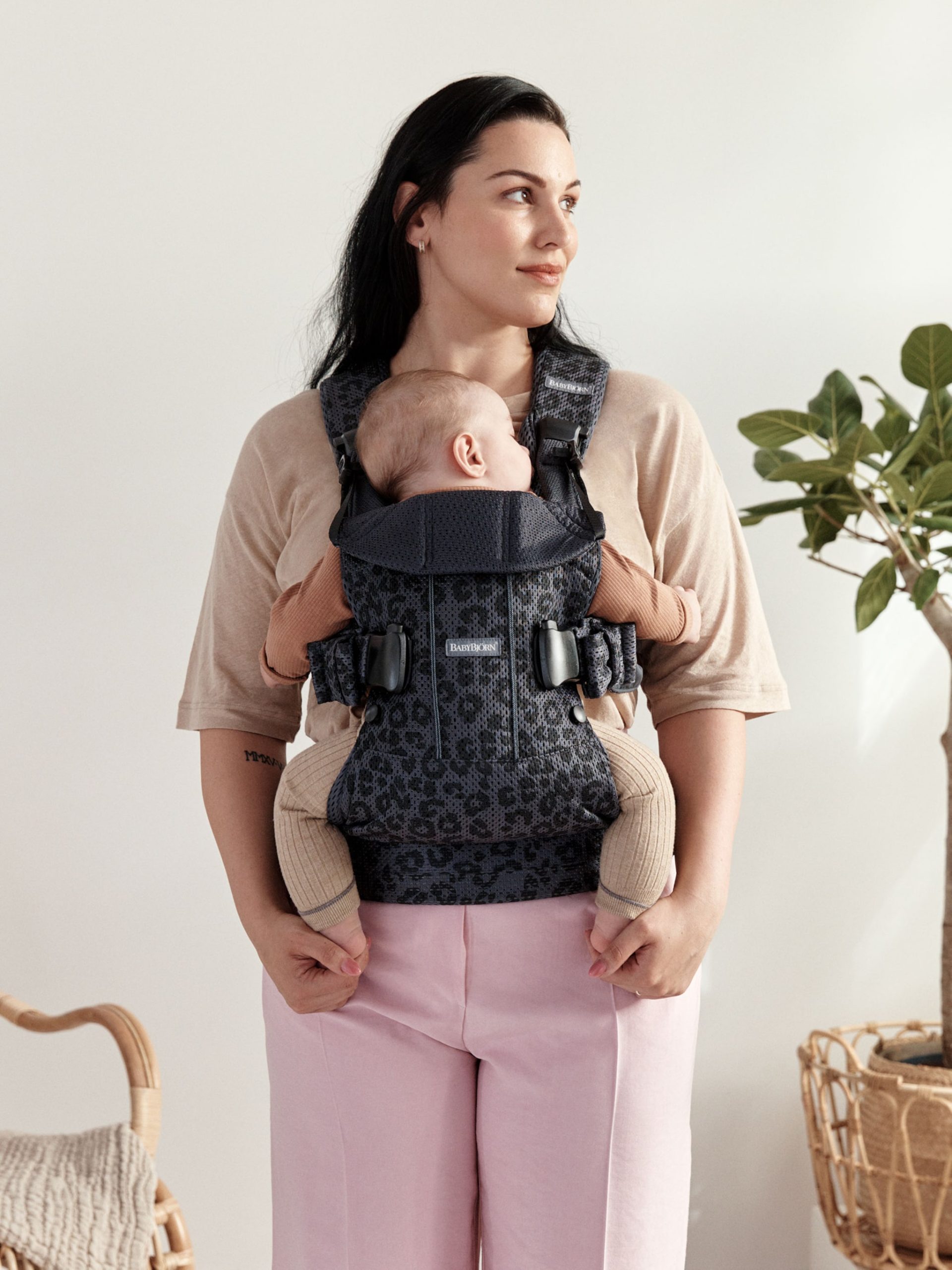 en-gb-098078-babybjorn-baby-carrier-one-air-anthracite-leopard-3d-mesh-01