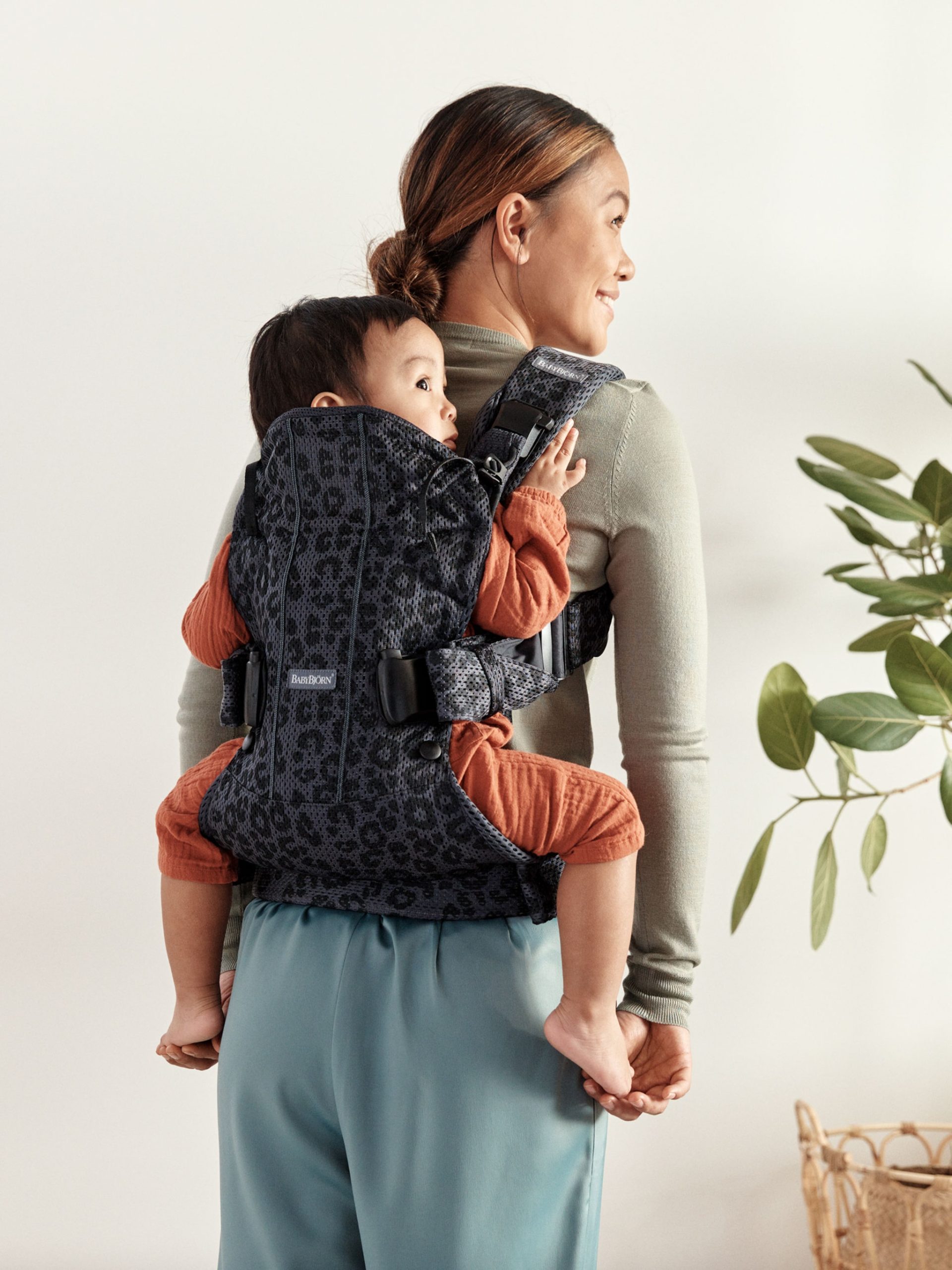 en-gb-098078-babybjorn-baby-carrier-one-air-anthracite-leopard-3d-mesh-08